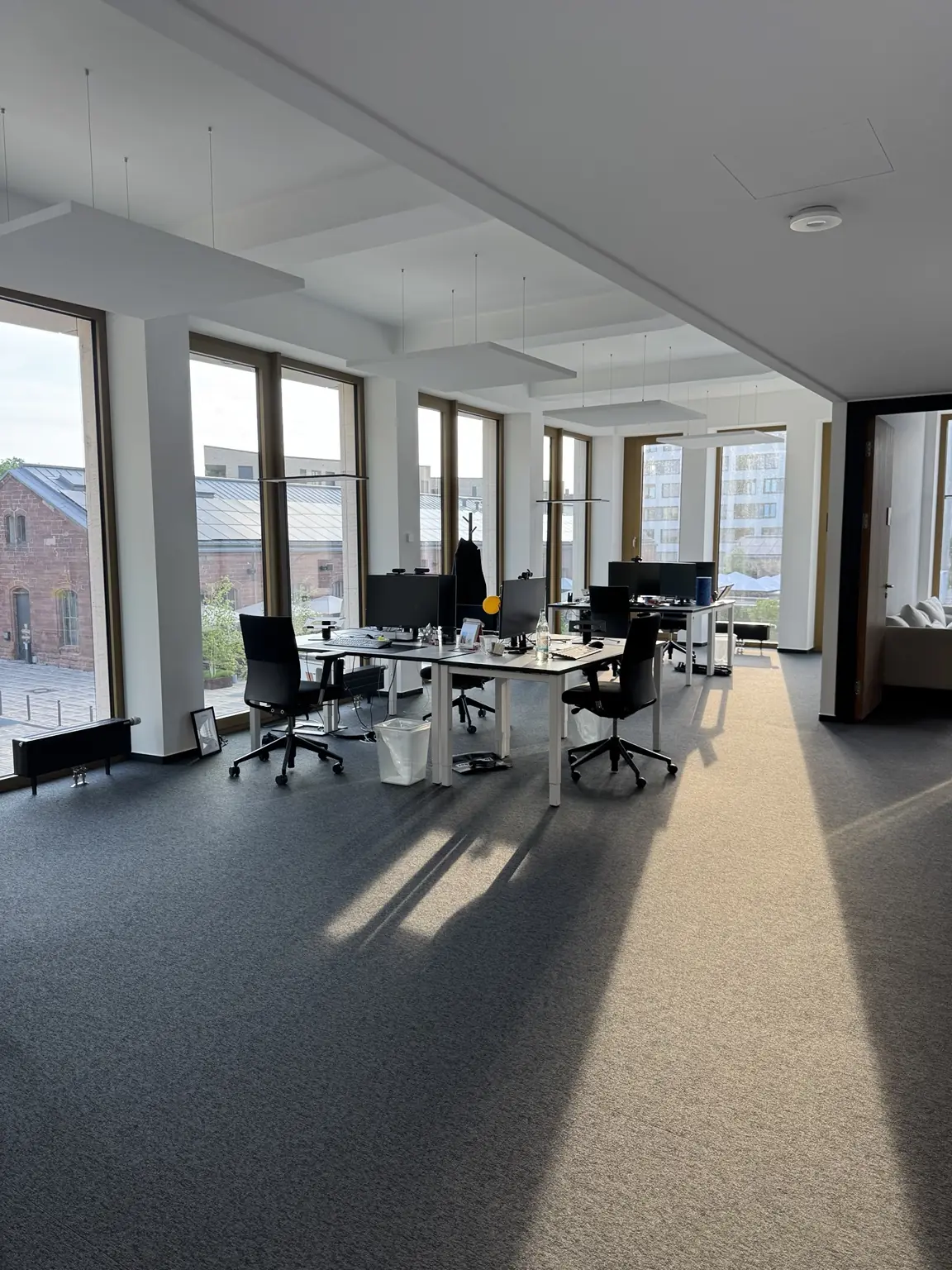 Heller und gepflegter Bürobereich nach der Reinigung