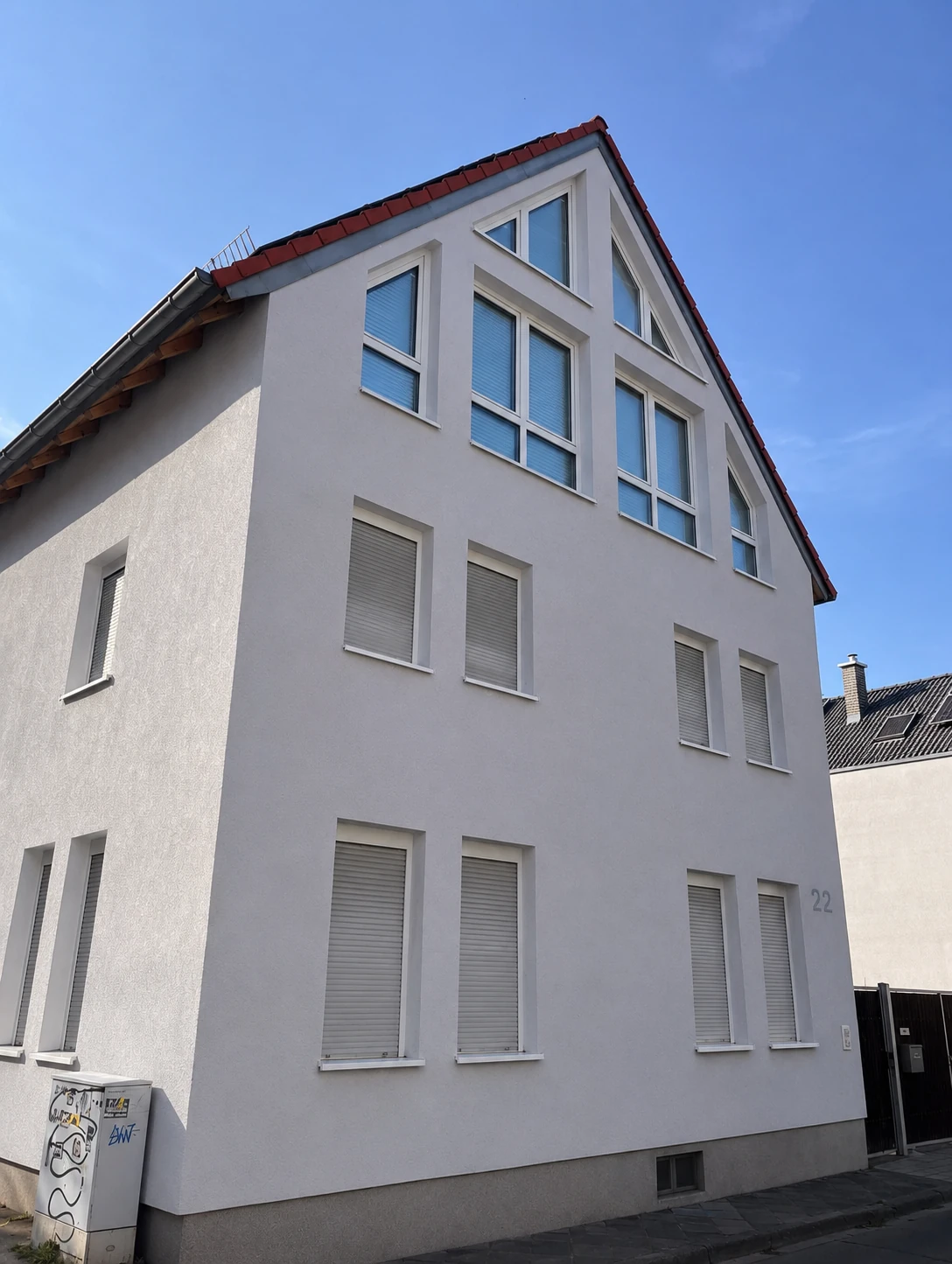 Saubere Hausfassade nach der Reinigung