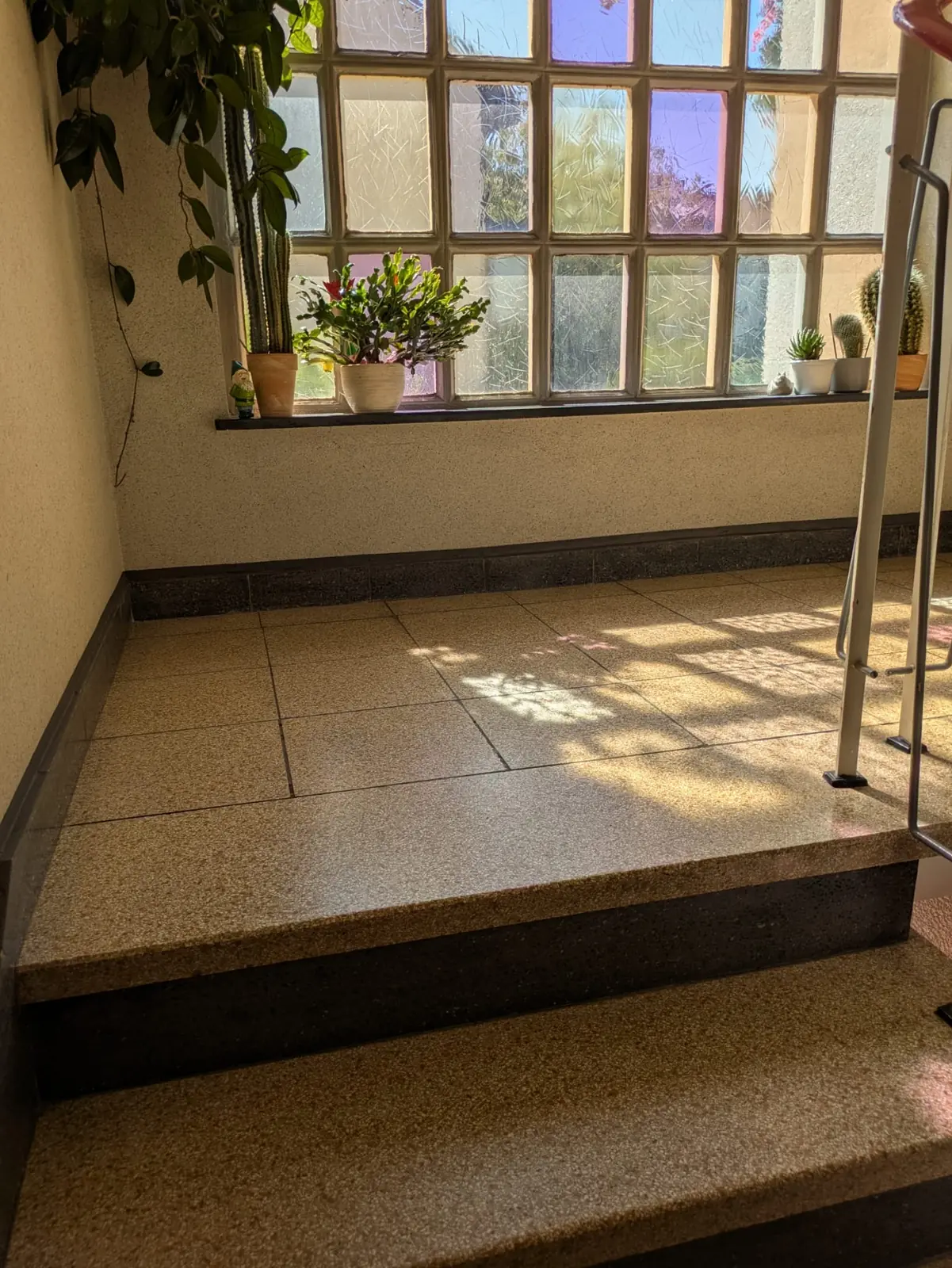 Trockener Treppenhausboden vor der abschließenden Reinigung